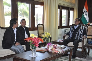 The Governor of Arunachal Pradesh Shri JP Rajkhowa with members of Arunachal Youth Organization(AYO), an NGO, at Raj Bhavan on 29th January 2016.